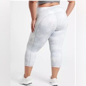 ATHLETA ULTIMATE STASH POCKET PRINTED CAPRI